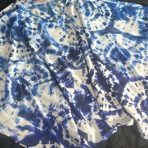 Elle Blue and White Patterned Garment